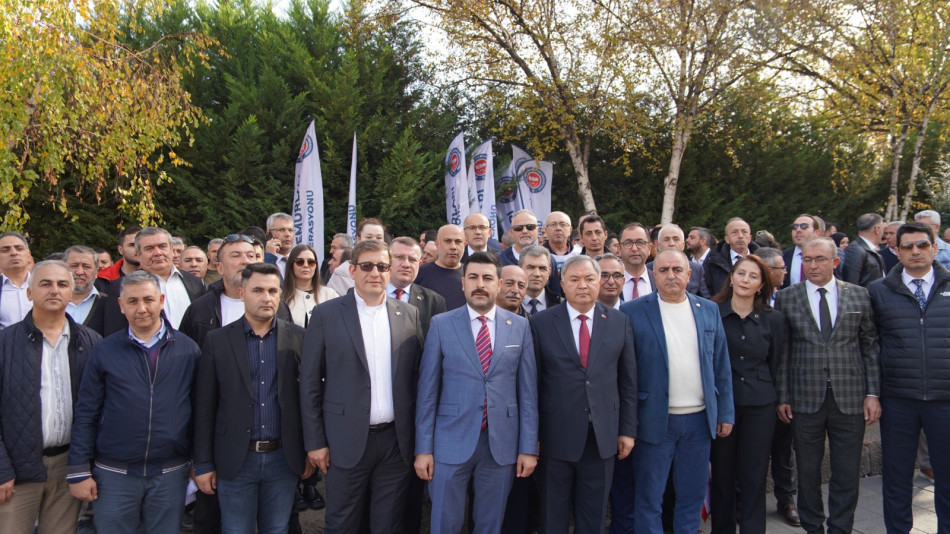 Devlet Memurları Konfederasyonu’ndan TBMM Önünde Dikkat Çeken Basın Açıklaması: “Memura Ek Zam Şarttır!”